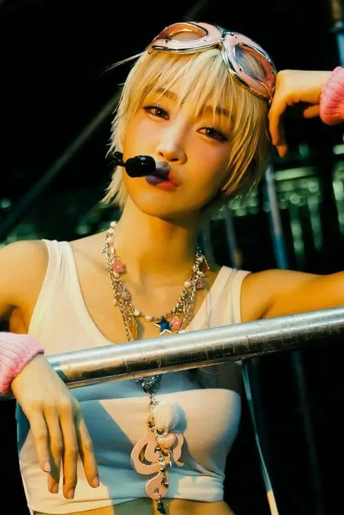 anh-juky-san-toc-bach-kim-3 Ảnh Juky San tóc bạch kim với outfit sân khấu và biểu cảm cuốn hút