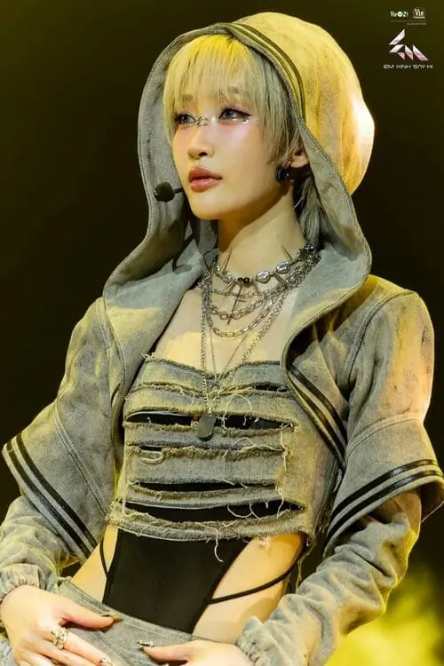 anh-juky-san-toc-ngan-2 Ảnh Juky San tóc ngắn với outfit sân khấu cá tính và visual sắc nét