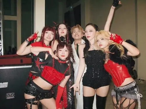 anh-maiquinn-rock-thiep-hong Ảnh MaiQuinn trong poster Rock Thiệp Hồng chụp cùng nhóm nghệ sĩ nữ