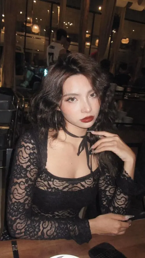 anh-maiquinn-toc-den-2 Ảnh MaiQuinn tóc đen mặc ren đen, ngồi trong quán với thần thái trầm