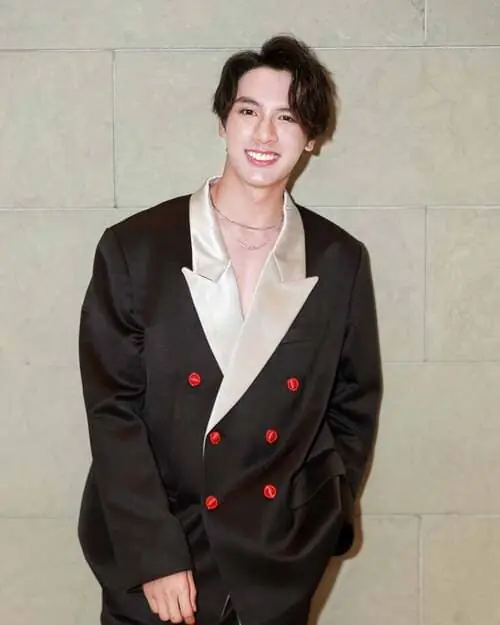 frank-worachai-areewong-thu-vien-hinh-anh-1 Frank Worachai Areewong diện suit đen lịch lãm với nụ cười tươi, phong cách trưởng thành cuốn hút