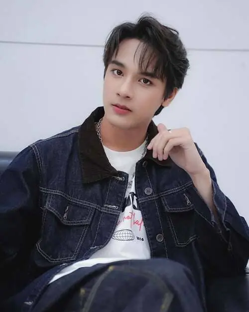 frank-worachai-areewong-thu-vien-hinh-anh-2 Frank Worachai Areewong trong outfit denim trẻ trung, ánh nhìn cuốn hút đậm chất diễn viên Thái Lan