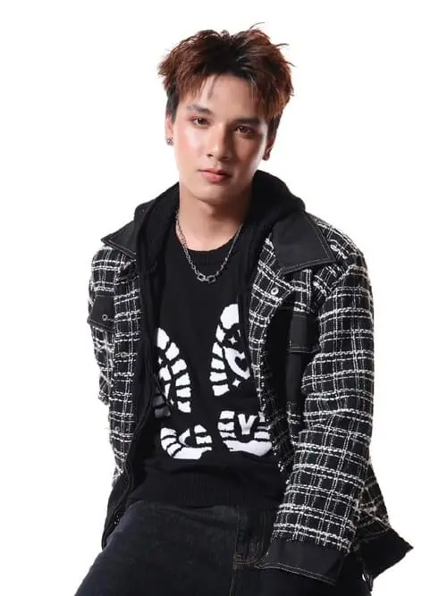 frank-worachai-areewong-thu-vien-hinh-anh-4 Frank Worachai Areewong tạo dáng trên ghế với outfit street style cá tính, phong cách trẻ trung năng động