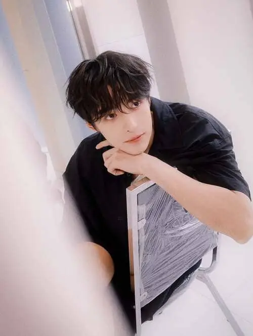 heng-thatpong-rojsangruang-thu-vien-hinh-anh-1 Heng Thatpong Rojsangruang áo đen, tựa ghế nhìn xa