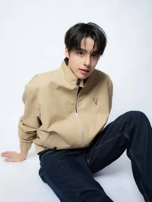 heng-thatpong-rojsangruang-thu-vien-hinh-anh-2 Heng Thatpong Rojsangruang áo khoác be, studio nền trắng