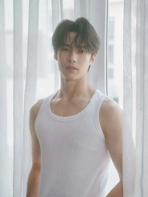 heng-thatpong-rojsangruang-thu-vien-hinh-anh-5 Heng Thatpong Rojsangruang áo ba lỗ trắng, cửa sổ