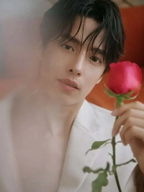 heng-thatpong-rojsangruang-thu-vien-hinh-anh-6 Heng Thatpong Rojsangruang cầm hoa hồng đỏ, áo trắng