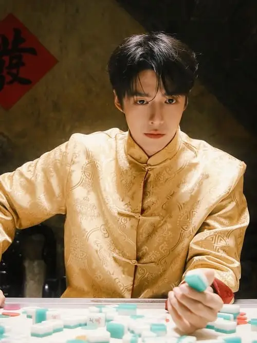 heng-thatpong-rojsangruang-thu-vien-hinh-anh-7 Heng Thatpong Rojsangruang mặc áo vàng, bàn mạt chược