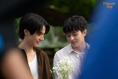 i-flower-you-the-series-thu-vien-hinh-anh-4 Ảnh Phak và Nich cùng ngắm bó hoa trong I Flower You The Series, khoảnh khắc tình cảm nhẹ nhàng giữa hai nhân vật