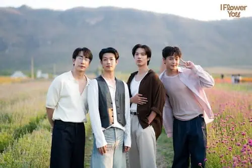 i-flower-you-the-series-thu-vien-hinh-anh-6 Ảnh dàn cast I Flower You The Series tạo dáng giữa cánh đồng hoa, visual nam thần BL Thái Lan nổi bật