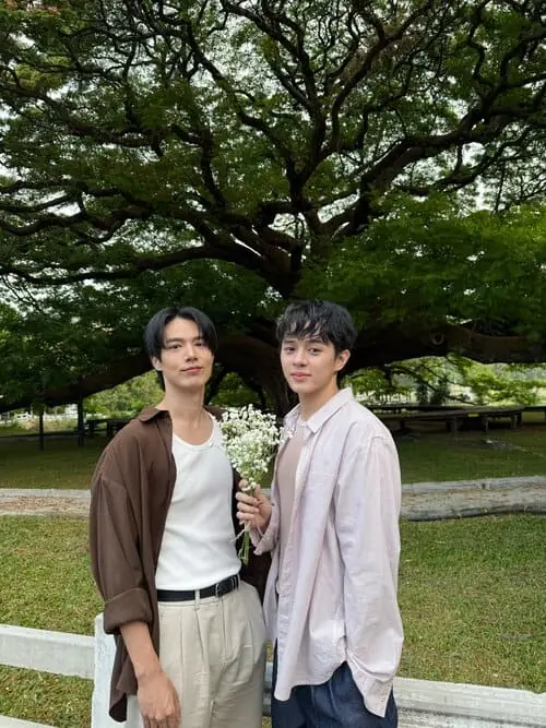i-flower-you-the-series-thu-vien-hinh-anh-8 Ảnh Phak và Nich đứng dưới cây lớn trong I Flower You The Series, khoảnh khắc đời thường đầy cảm xúc của cặp đôi chính