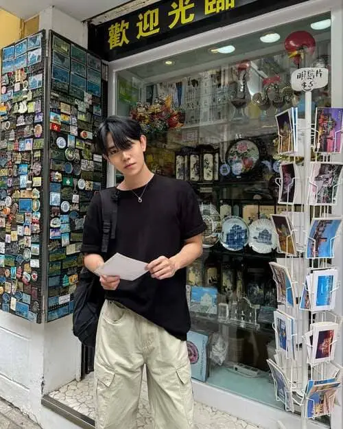 korn-palat-chayutnitiroj-thu-vien-hinh-anh-2 Korn Palat Chayutnitiroj dạo phố trước cửa hàng lưu niệm