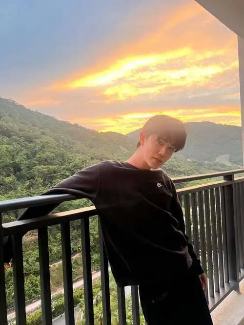 korn-palat-chayutnitiroj-thu-vien-hinh-anh-3 Korn Palat Chayutnitiroj tạo dáng ban công, nền hoàng hôn núi