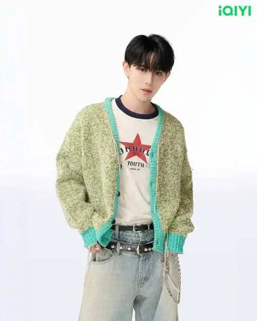 korn-palat-chayutnitiroj-thu-vien-hinh-anh-5 Korn Palat Chayutnitiroj ảnh studio iQIYI, cardigan xanh cá tính