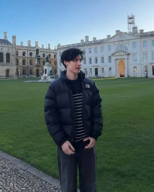 krit-ukrit-rattanasuk-thu-vien-hinh-anh-1 Krit Ukrit Rattanasuk tạo dáng ngoài trời trước tòa nhà cổ