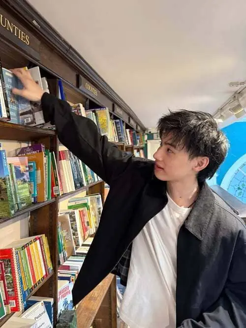 krit-ukrit-rattanasuk-thu-vien-hinh-anh-3 Krit Ukrit Rattanasuk với khoảnh khắc chọn sách trong thư viện