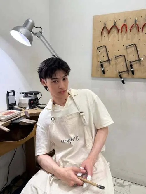 krit-ukrit-rattanasuk-thu-vien-hinh-anh-5 Krit Ukrit Rattanasuk mặc tạp dề ngồi trong xưởng thủ công