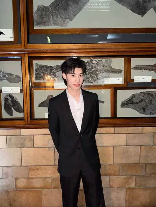 krit-ukrit-rattanasuk-thu-vien-hinh-anh-6 Krit Ukrit Rattanasuk diện suit đen chụp ảnh trong bảo tàng