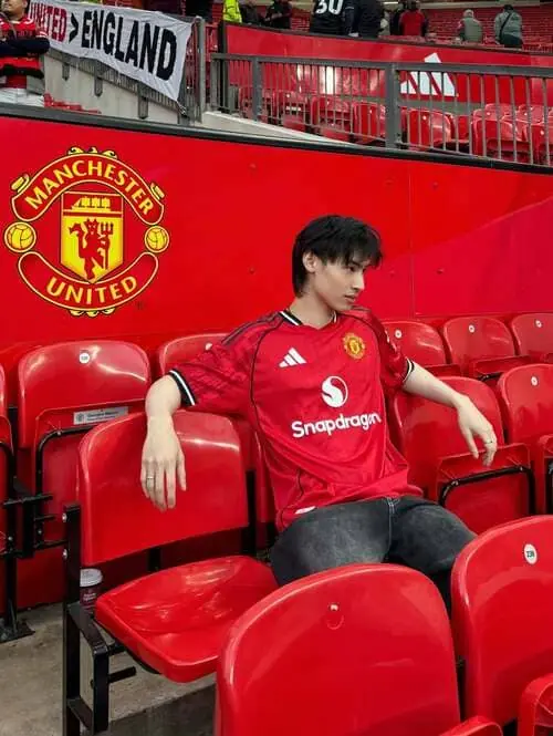 krit-ukrit-rattanasuk-thu-vien-hinh-anh-7 Krit Ukrit Rattanasuk mặc áo Manchester United trên khán đài
