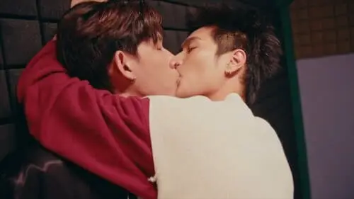 phim-lost-to-light-the-series-thu-vien-hinh-anh-4 Cảnh ôm hôn lãng mạn ánh đèn ấm, Lost to Light The Series