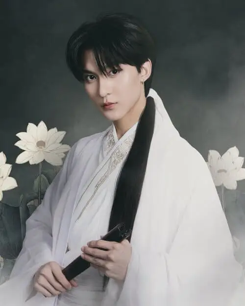 ryujin-tinnapat-tusnytraitep-thu-vien-hinh-anh-1 Ryujin Tinnapat Tusnytraitep mặc cổ trang trắng cầm quạt