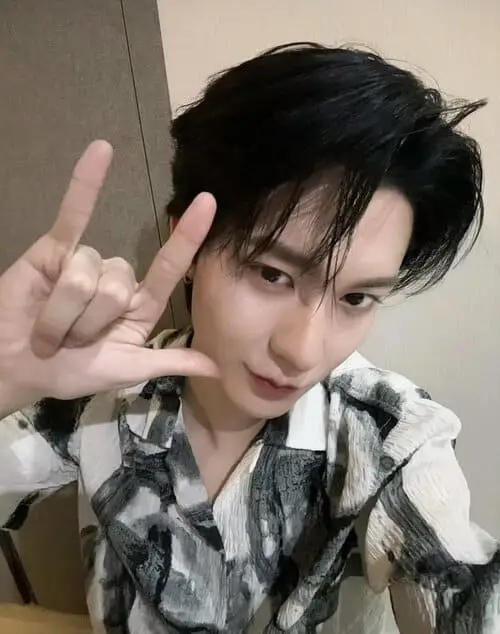 ryujin-tinnapat-tusnytraitep-thu-vien-hinh-anh-2 Ảnh selfie Ryujin Tinnapat Tusnytraitep giơ tay tạo dáng