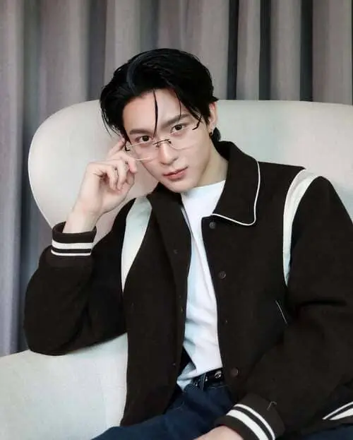 ryujin-tinnapat-tusnytraitep-thu-vien-hinh-anh-3 Ryujin Tinnapat Tusnytraitep đeo kính ngồi trên ghế trắng