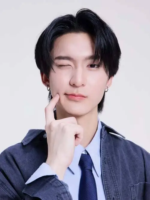 ryujin-tinnapat-tusnytraitep-thu-vien-hinh-anh-4 Chân dung Ryujin Tinnapat Tusnytraitep nháy mắt tạo dáng