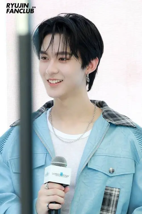 ryujin-tinnapat-tusnytraitep-thu-vien-hinh-anh-6 Ảnh Ryujin Tinnapat Tusnytraitep cầm micro mặc áo xanh