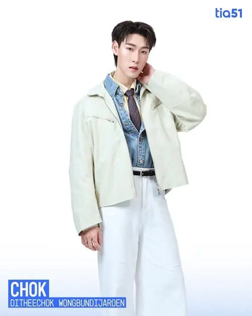 chok-ditheechok-wongbunditjaroen-thu-vien-hinh-anh-1 Chok Ditheechok Wongbunditjaroen diện outfit trắng phối denim và cà vạt, tạo dáng toàn thân trên nền trắng