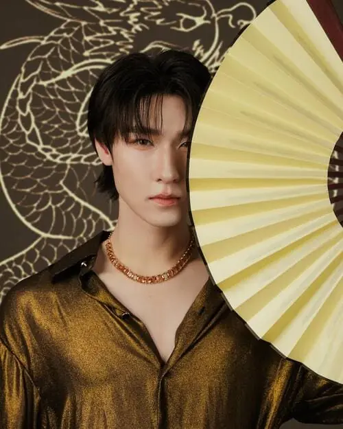 chok-ditheechok-wongbunditjaroen-thu-vien-hinh-anh-3 Chok Ditheechok Wongbunditjaroen trong set ảnh thời trang tông ánh đồng, che nửa mặt bằng quạt, thần thái cuốn hút