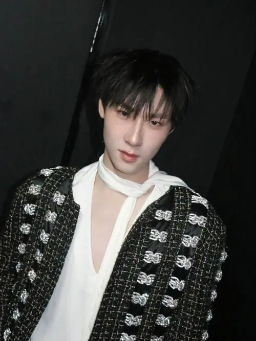 chok-ditheechok-wongbunditjaroen-thu-vien-hinh-anh-4 Chân dung Chok Ditheechok Wongbunditjaroen hậu trường với áo khoác đen đính họa tiết và khăn cổ trắng nổi bật