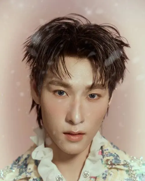 chok-ditheechok-wongbunditjaroen-thu-vien-hinh-anh-5 Cận mặt Chok Ditheechok Wongbunditjaroen trên nền hồng, diện trang phục đính sequin, visual sáng và thanh lịch