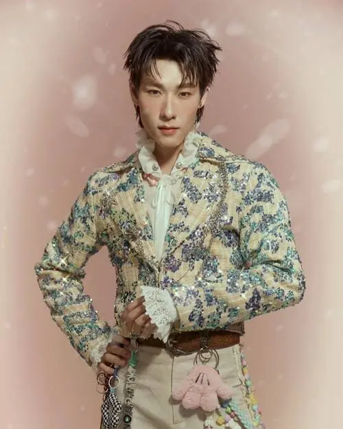 chok-ditheechok-wongbunditjaroen-thu-vien-hinh-anh-6 Ảnh toàn thân Chok Ditheechok Wongbunditjaroen với trang phục biểu diễn đính đá tông pastel, tạo dáng thời trang trên nền hồng