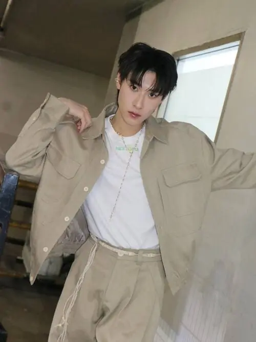 chok-ditheechok-wongbunditjaroen-thu-vien-hinh-anh-7 Chok Ditheechok Wongbunditjaroen diện set đồ be trắng trẻ trung, tạo dáng cá tính trong không gian hành lang hiện đại