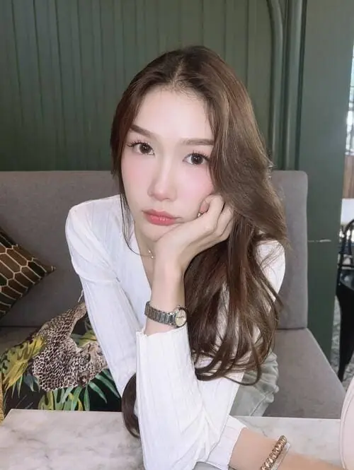 donut-ketsamanee-misapmakluea-thu-vien-hinh-anh-2 Donut Ketsamanee Misapmakluea ngồi trong quán cà phê với áo trắng, thần thái nhẹ nhàng và nữ tính