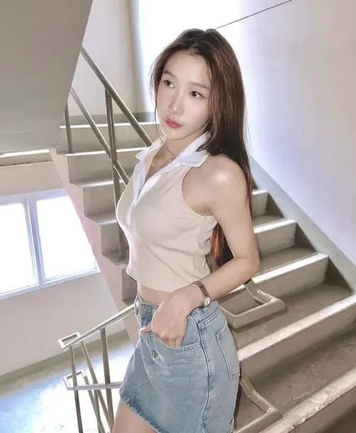 donut-ketsamanee-misapmakluea-thu-vien-hinh-anh-3 Donut Ketsamanee Misapmakluea tạo dáng ở cầu thang với áo cổ bẻ không tay và chân váy denim trẻ trung