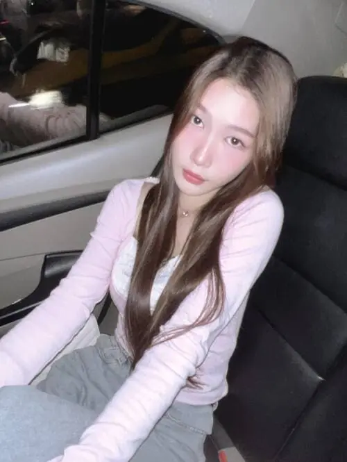 donut-ketsamanee-misapmakluea-thu-vien-hinh-anh-4 Donut Ketsamanee Misapmakluea ngồi trong xe với áo khoác hồng nhạt, phong cách đời thường dịu dàng