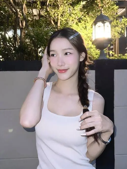 donut-ketsamanee-misapmakluea-thu-vien-hinh-anh-5 Donut Ketsamanee Misapmakluea tạo dáng ngoài trời buổi tối với tóc tết và áo hai dây màu sáng