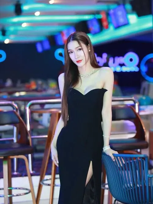 donut-ketsamanee-misapmakluea-thu-vien-hinh-anh-6 Donut Ketsamanee Misapmakluea diện đầm đen thanh lịch tại khu vui chơi bowling với phong cách nổi bật