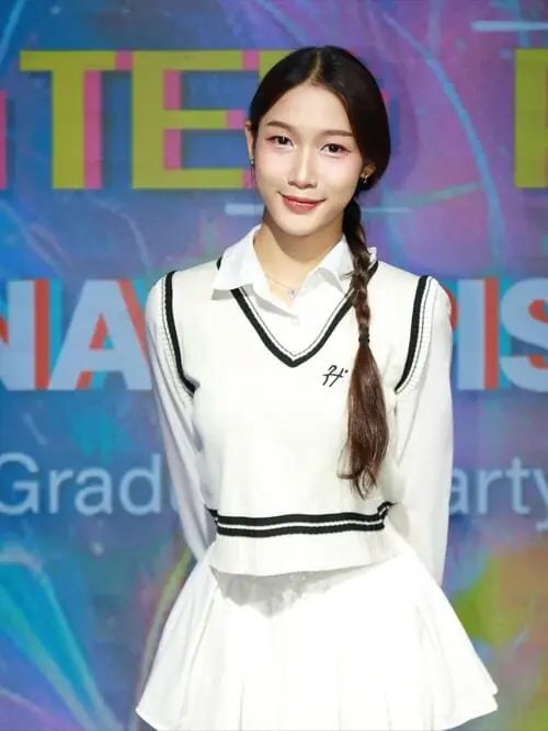 donut-ketsamanee-misapmakluea-thu-vien-hinh-anh-7 Donut Ketsamanee Misapmakluea trong trang phục trắng trẻ trung tại sự kiện, tạo hình nữ sinh thanh lịch