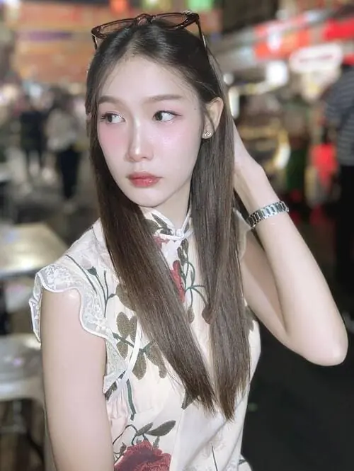 donut-ketsamanee-misapmakluea-thu-vien-hinh-anh-8 Donut Ketsamanee Misapmakluea diện váy họa tiết hoa, chụp chân dung ngoài phố với vẻ ngoài cuốn hút