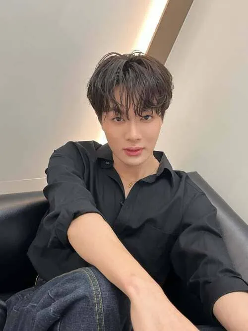 ball-napatsak-akepipatana-la-ai-tieu-su-2 Ball Napatsak Akepipatana chụp selfie với áo sơ mi đen, phong cách đời thường cuốn hút