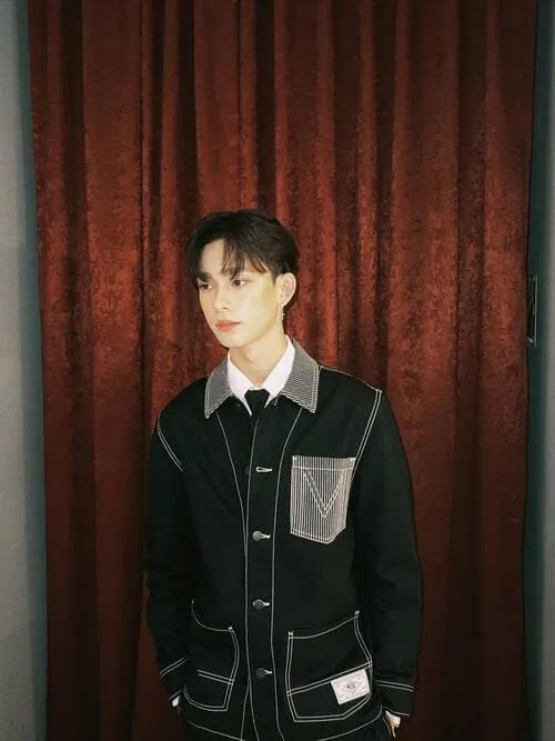 justin-angus-moir-la-ai-tieu-su-2 Justin Angus Moir diện trang phục đen, tạo dáng trước rèm đỏ với phong cách lịch lãm