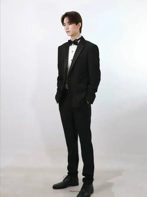 justin-angus-moir-la-ai-tieu-su-3 Justin Angus Moir mặc vest đen trong bộ ảnh studio, hình ảnh trưởng thành và chỉn chu