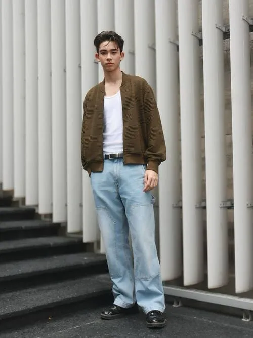 justin-angus-moir-la-ai-tieu-su-4 Justin Angus Moir tạo dáng ngoài trời với áo khoác nâu và quần jeans, phong cách đời thường