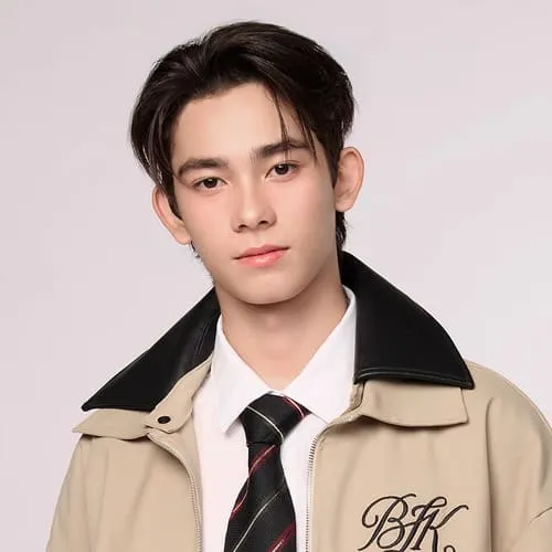 justin-angus-moir-la-ai-tieu-su-6 Justin Angus Moir trong ảnh profile GMMTV, diện áo sơ mi và cà vạt với vẻ ngoài điển trai