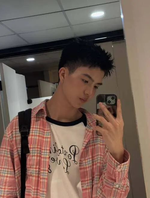 keaton-sitthithat-tungtisanon-tieu-su-3 Keaton Sitthithat Tungtisanon chụp selfie trước gương, mặc áo sơ mi caro phong cách đời thường