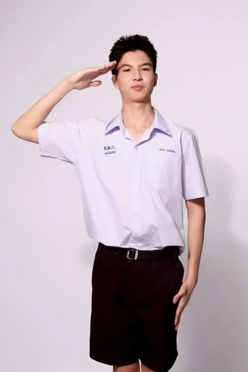 keaton-sitthithat-tungtisanon-tieu-su-6 Keaton Sitthithat Tungtisanon mặc đồng phục học sinh Thái Lan, tạo dáng chào trong ảnh studio