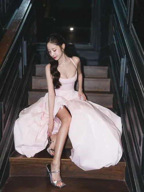 piglet-charada-imraporn-thu-vien-hinh-anh-4 Piglet Charada Imraporn diện váy hồng ngồi trên cầu thang trong buổi chụp ảnh thời trang